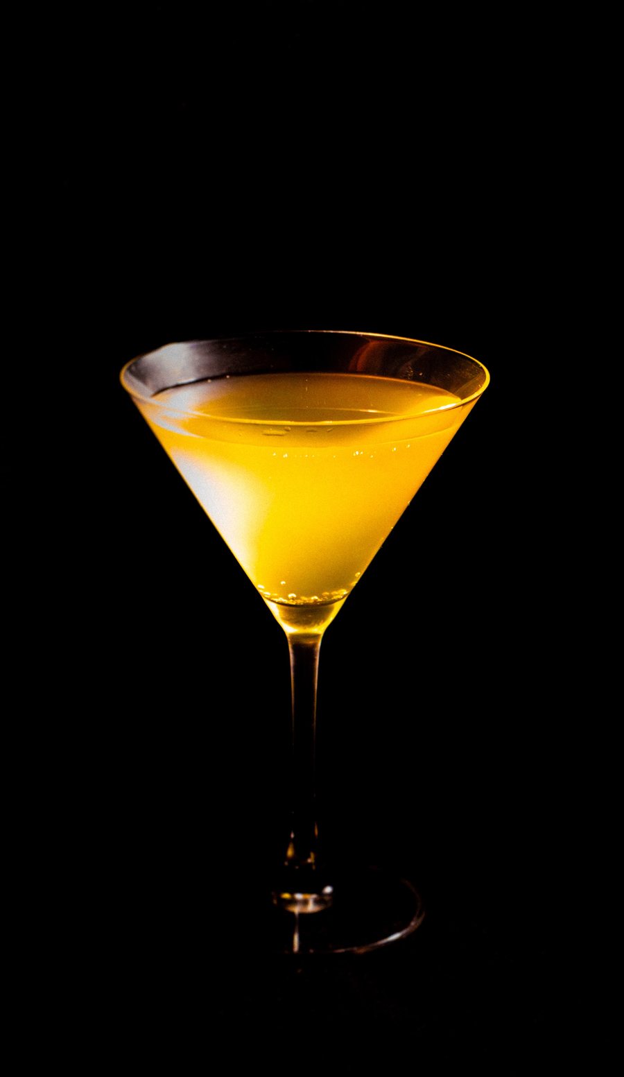 Cocktail doré servi dans une coupe