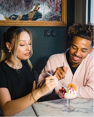 Couple partageant un dessert