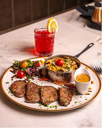 Assiette de viande tranchée et garnitures